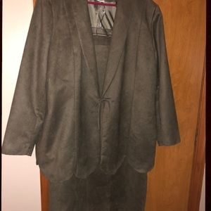 Women’s Green Suede Feel 2 piece Skirt Suit 24W